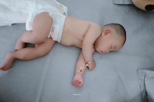 简阳三个月宝宝抬头不稳